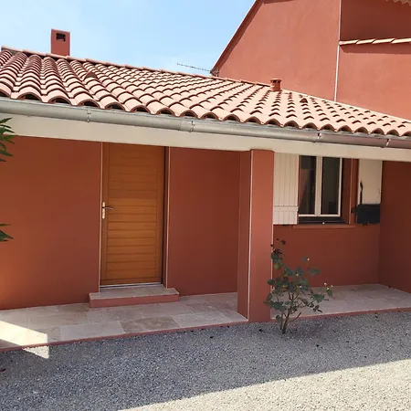 Cosy Avec Piscine A Villa
